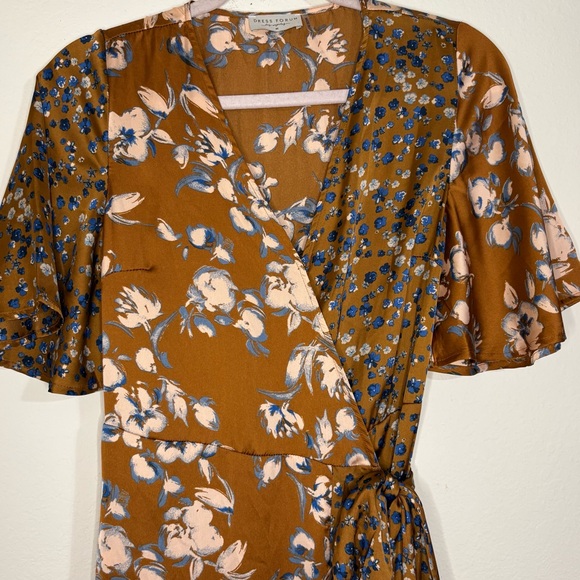 Dress Forum silky floral wrap dress size medium - Picture 4 of 11